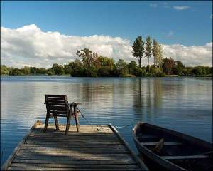 Log House Holidays: Eco-friendly luxury lakeside in the Cotswolds