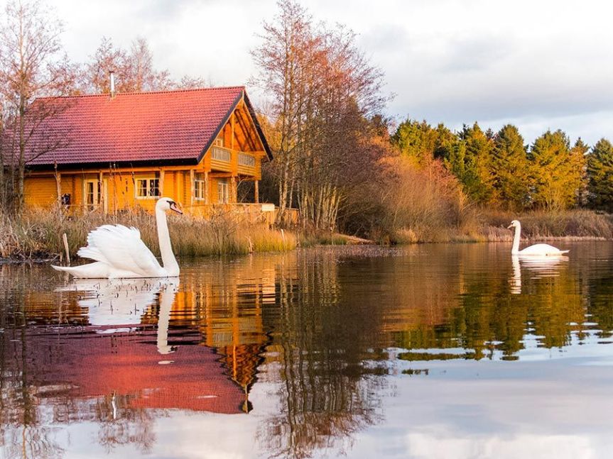Log House Holidays: Eco-friendly luxury lakeside in the Cotswolds