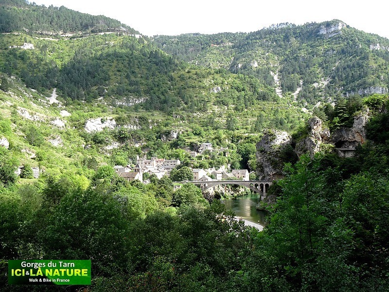 01-hike-mountain-france