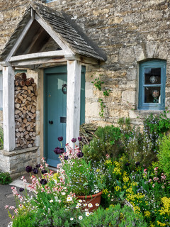 Lessons in Small-Garden Design From 11 English&nbsp;Entryways