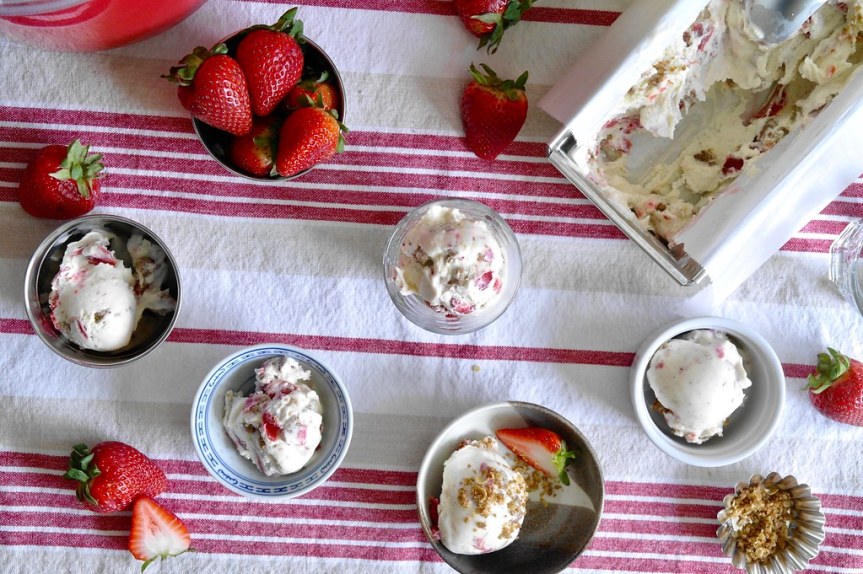 strawberry rhubarb crumble ice cream —&nbsp;ten.times.tea