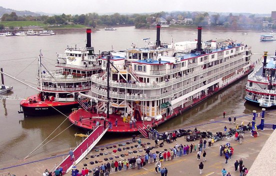 Mississippi Queen (center), with the Delta Queen along her starboard side. 2003 Wikipedia